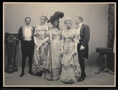 Portrait de groupe de M. Barton Willing, Mlle Alice Blight, Mlle Eleanor Jay (Mme Arthur Iselin), Mlle Therese Iselin et un autre homme au bal James Hazen Hyde, New York, 31 janvier 1905 - Byron Company